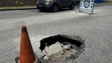 Reportan enorme hueco en la calle José María Vargas de Juanico