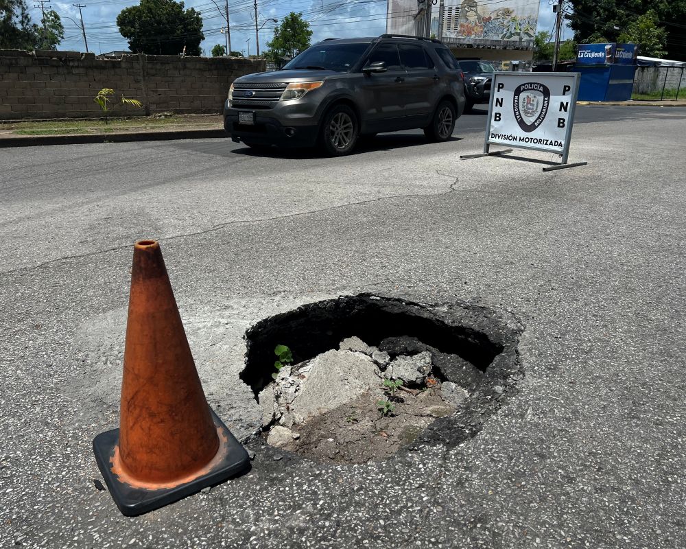 Reportan enorme hueco en la calle José María Vargas de Juanico