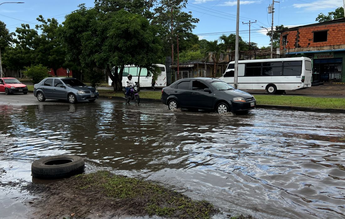 Alcantarilla tapada ocasiona laguna en la avenida José Antonio Páez
