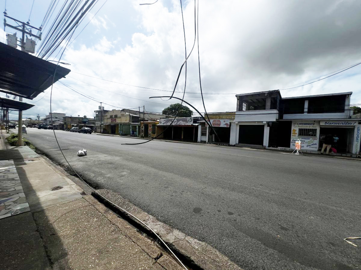 Más de 50 comercios de Las Cocuizas están sin electricidad ante caída de guayas