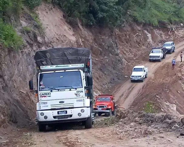 Restituyen paso vehicular por el sector Curva del Viento en el estado Mérida