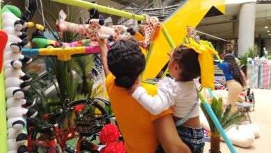 Padres se preparan para celebrar el Día del niño.