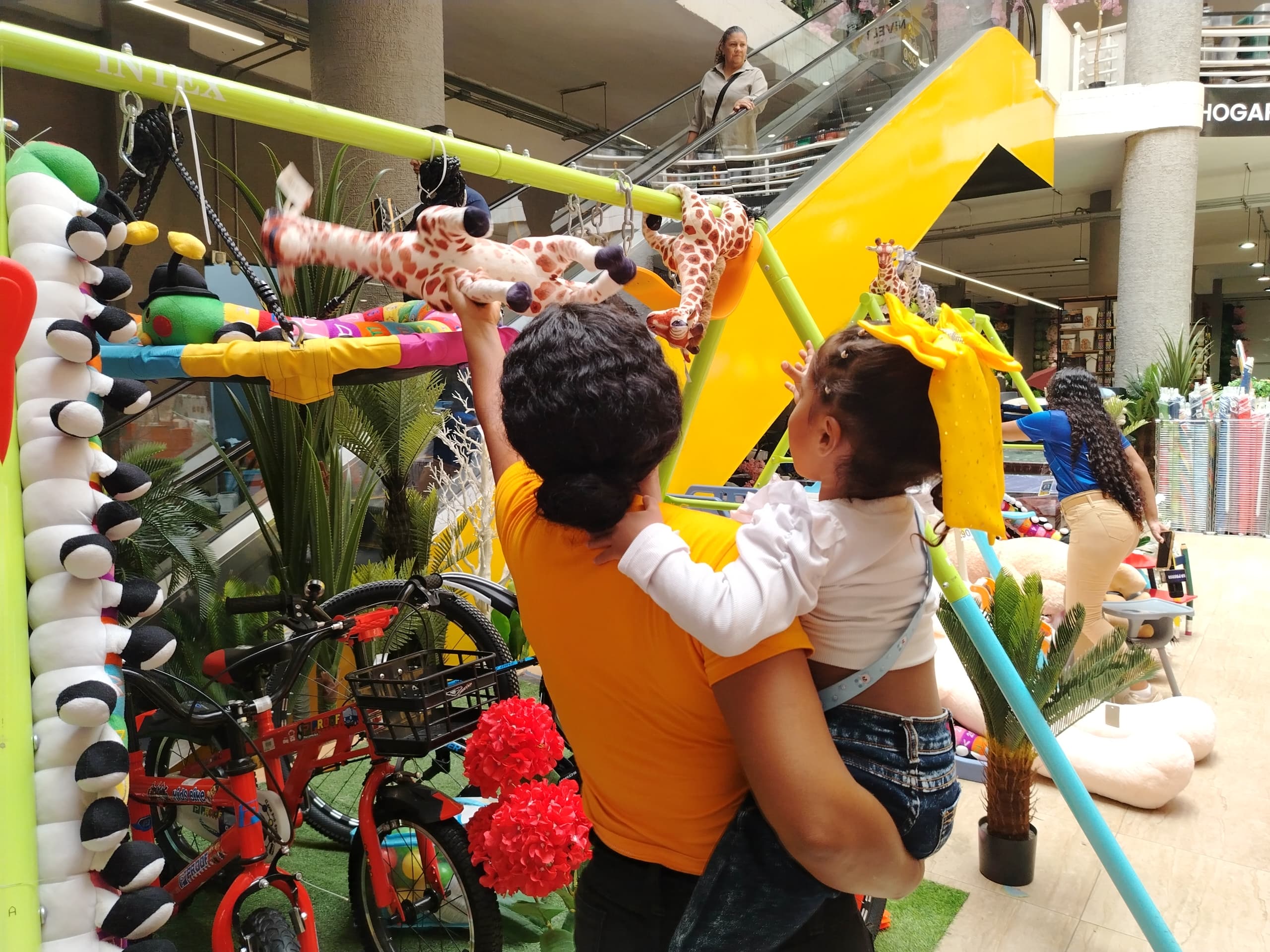 Padres se preparan para celebrar el Día del niño.
