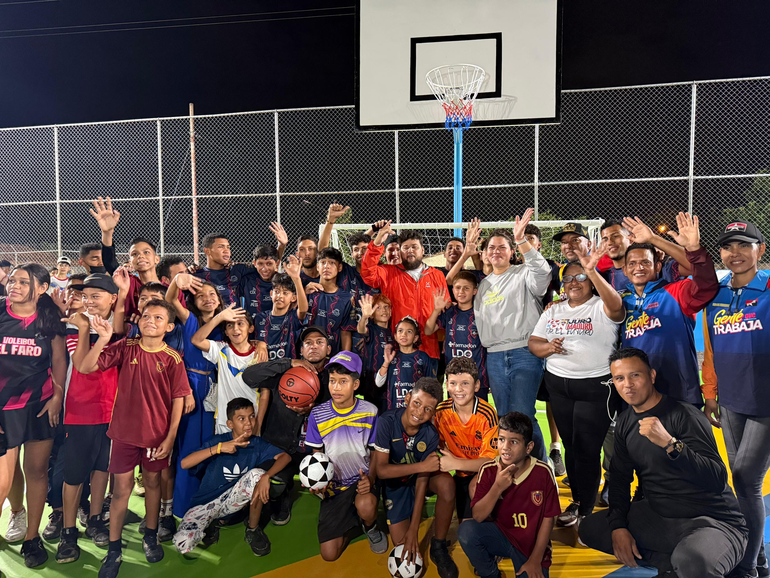 El gobernador Ernesto Luna y la alcaldesa Ana Fuentes, entregaron a las comunidades Juana La Avanzadora y La Llovizna canchas nuevas para el disfrute deportivo y recreativo