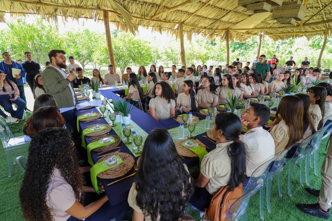 El gobernador Ernesto Luna desayuna con los bachilleres a quienes reitera su compromiso con la excelencia educativa.