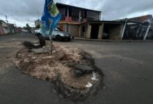 Habitantes de la calle Cumaná denuncian enorme hueco tras reparaciones de tuberías