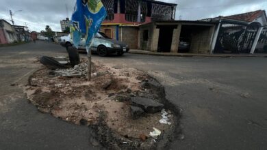 Habitantes de la calle Cumaná denuncian enorme hueco tras reparaciones de tuberías