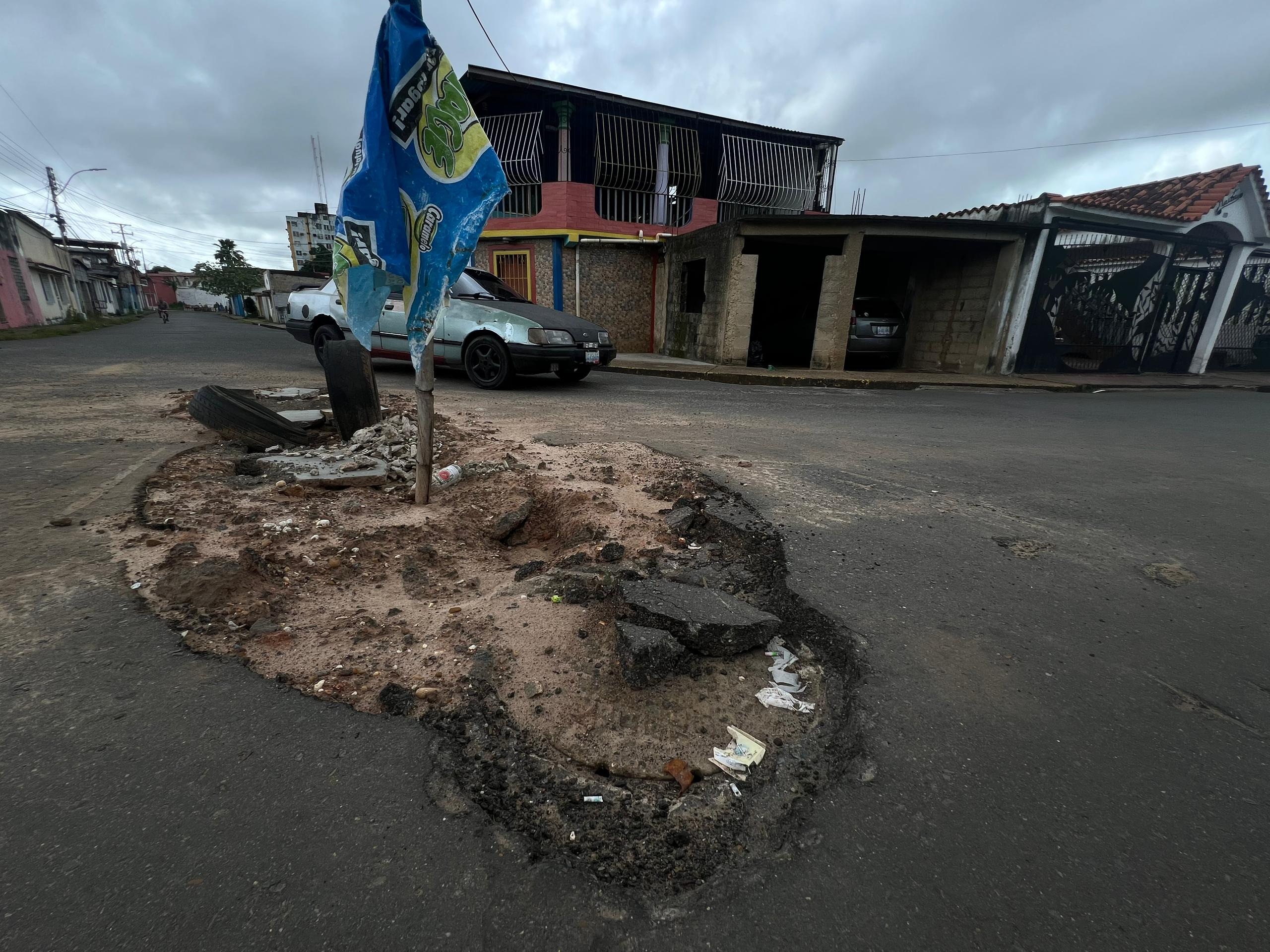 Habitantes de la calle Cumaná denuncian enorme hueco tras reparaciones de tuberías
