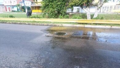 Desborde de aguas negras en la Av. Orinoco afecta a los comerciantes de la zona