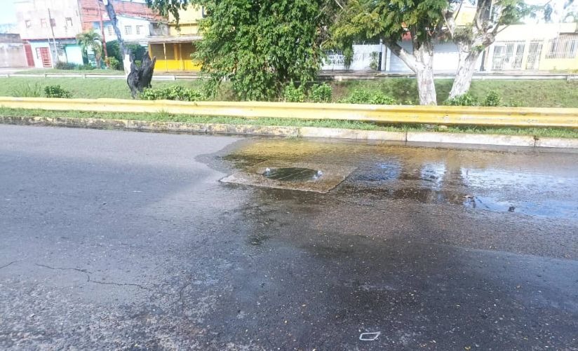 Desborde de aguas negras en la Av. Orinoco afecta a los comerciantes de la zona