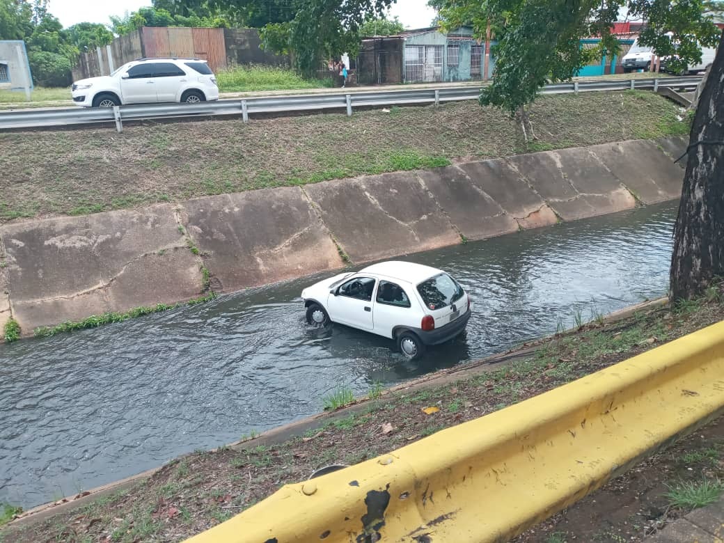 Tres carros han caído en el caño Orinoco: comerciantes piden reforzar barandas
