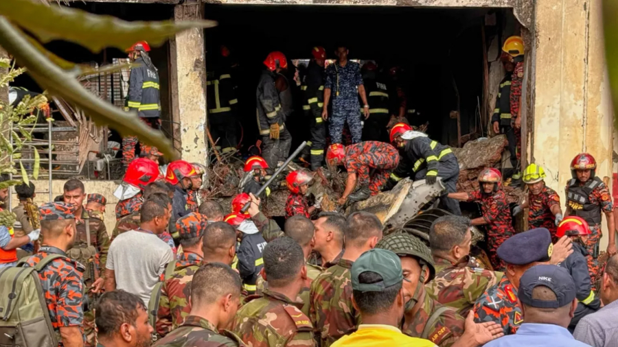 Ascienden a 31 los fallecidos por accidente aéreo en Bangladés