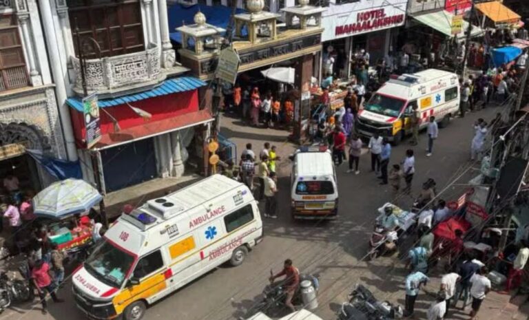 Tragedia en la India: estampida en templo deja dos muertos y 29 heridos
