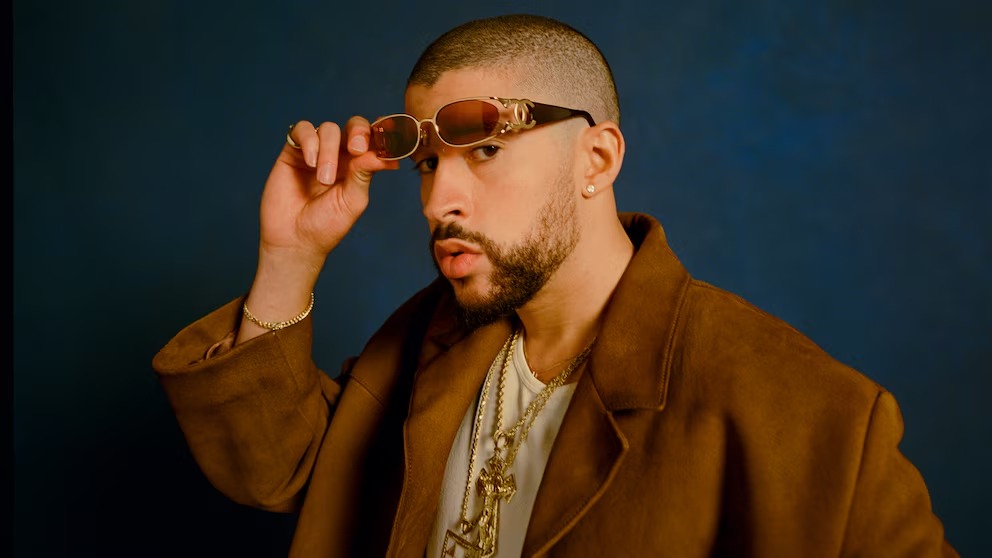 Organización animalista denuncia a Bad Bunny por el uso de gallinas en sus conciertos