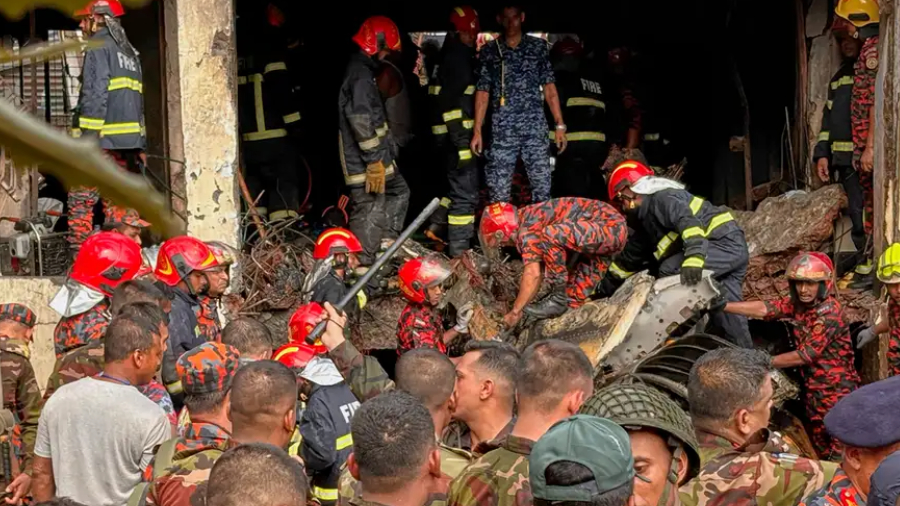 Al menos 16 muertos en accidente de avión en Bangladés