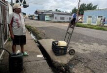 Habitantes de siete calles de Las Cocuizas sufren tras 15 días sin agua