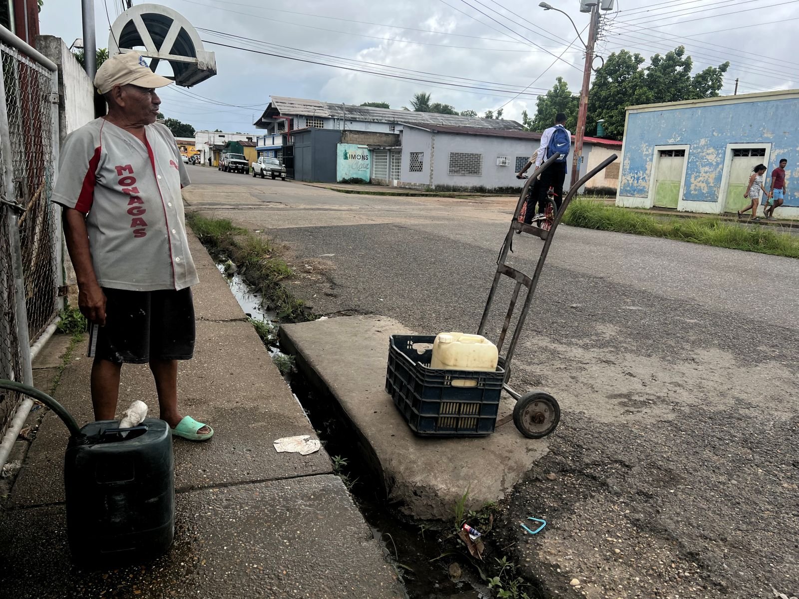 Habitantes de siete calles de Las Cocuizas sufren tras 15 días sin agua