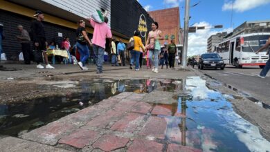 Reportan desborde de aguas servidas la avenida Juncal