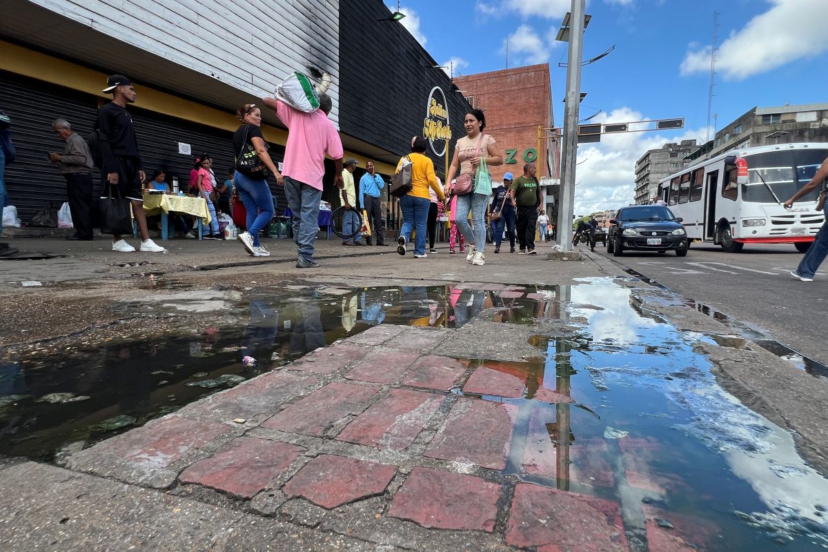 Reportan desborde de aguas servidas la avenida Juncal