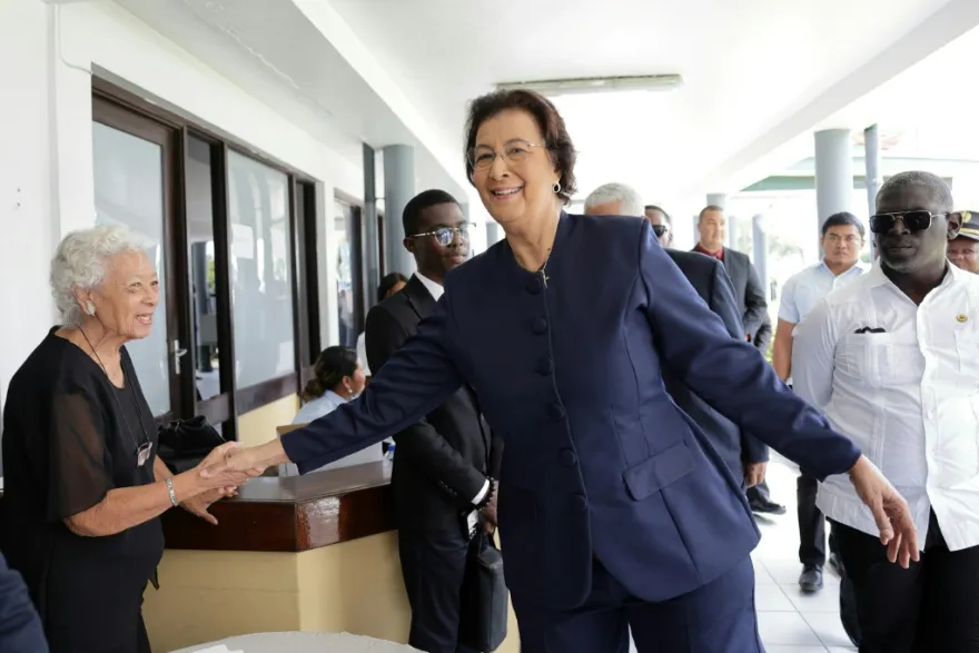 Jennifer Geerlings-Simons toma las riendas como mandataria de Surinam