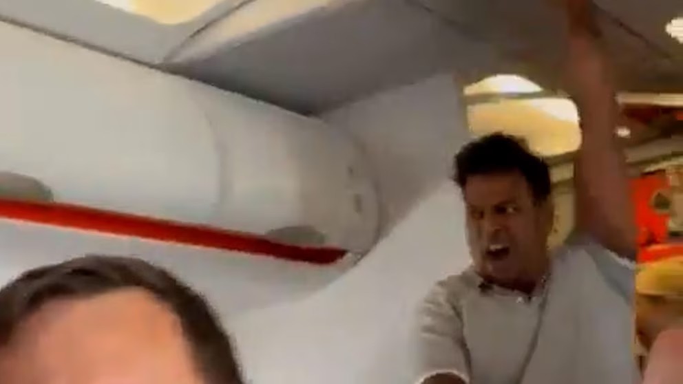 Pánico en vuelo: pasajero amenaza y grita "muerte a américa, muerte a Trump"