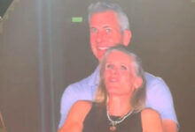 Coldplay reveló accidentalmente a una pareja de infieles en pleno show