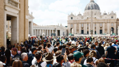 Jóvenes de todo el mundo oran por la paz en la plaza de San Pedro