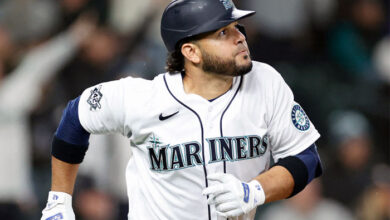 Eugenio Suárez vuelve a vestir el uniforme de los Marineros
