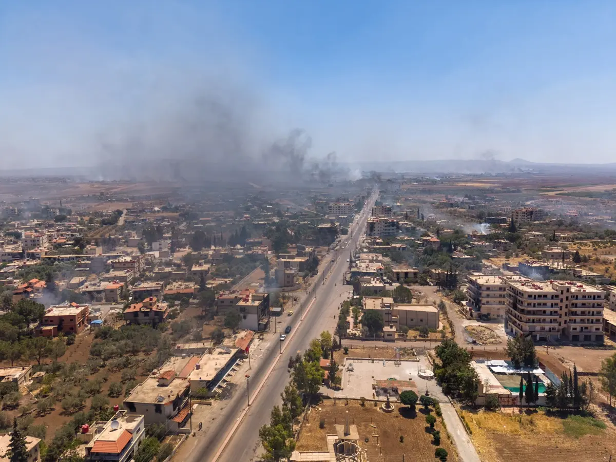 Siria se tambalea entre la violencia sectaria y los bombardeos israelíes