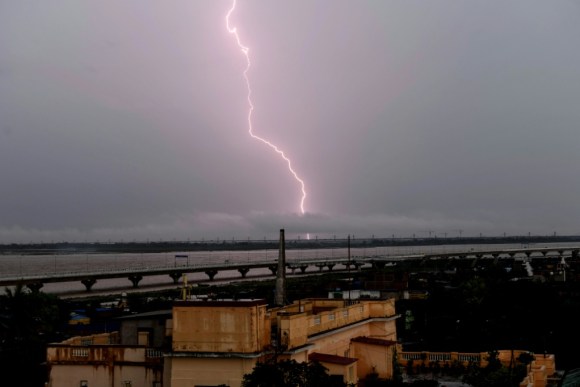 Al menos 33 personas mueren impactadas por rayos en India