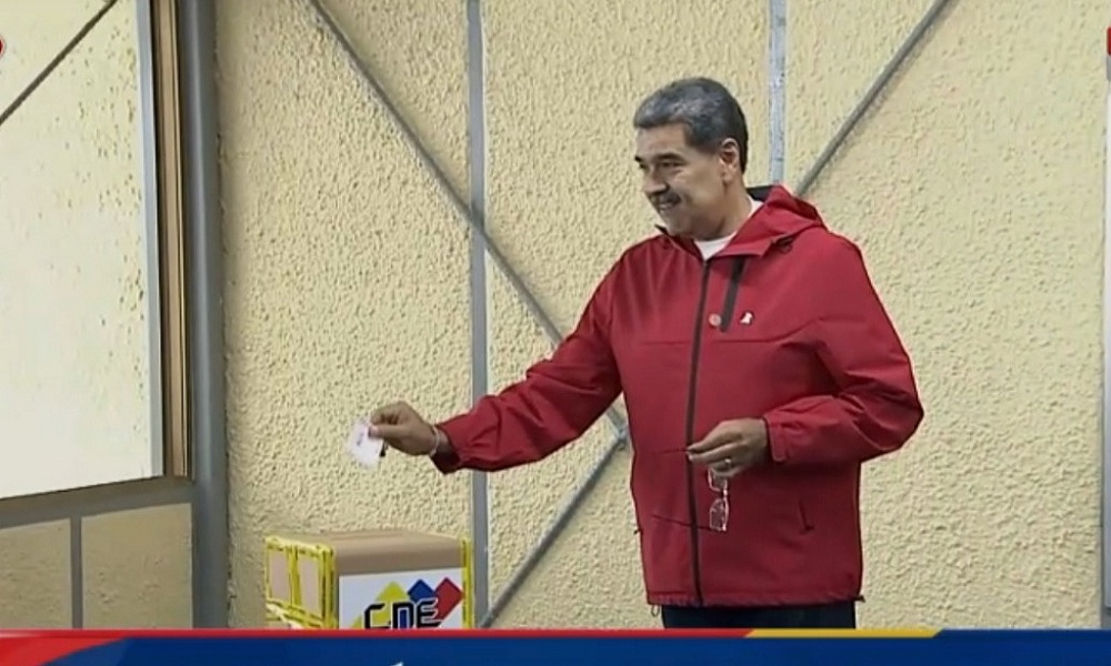 "Rápido y fácil": presidente Maduro tras ejercer su derecho al voto