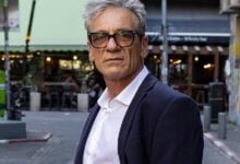 Actor de "Batman" y "Rambo", Alon Aboutboul, muere tras colapsar en una playa en Israel