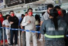 Más de 200 migrantes venezolanos regresan al país en un vuelo desde Honduras