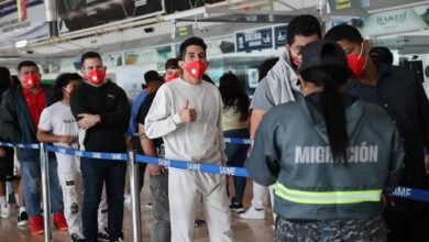 Más de 200 migrantes venezolanos regresan al país en un vuelo desde Honduras