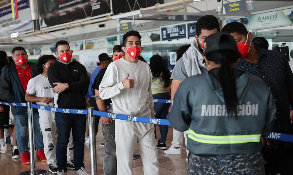 Más de 200 migrantes venezolanos regresan al país en un vuelo desde Honduras