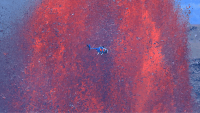Alucinante vuelo de un helicóptero con violenta erupción de un volcán de fondo en Hawái (+Video)