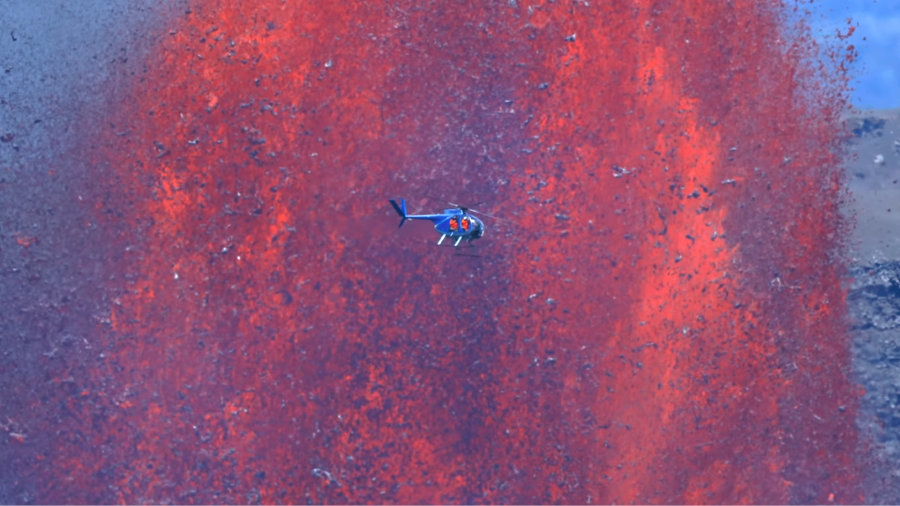 Alucinante vuelo de un helicóptero con violenta erupción de un volcán de fondo en Hawái (+Video)