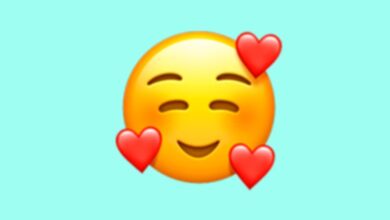 Esto es lo que significa el emoji de WhatsApp con tres corazones en la cara