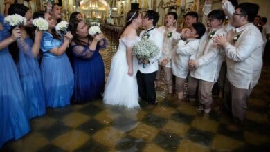 Ni el agua los detuvo: pareja se casa en filipinas pese a inundaciones (+Fotos)