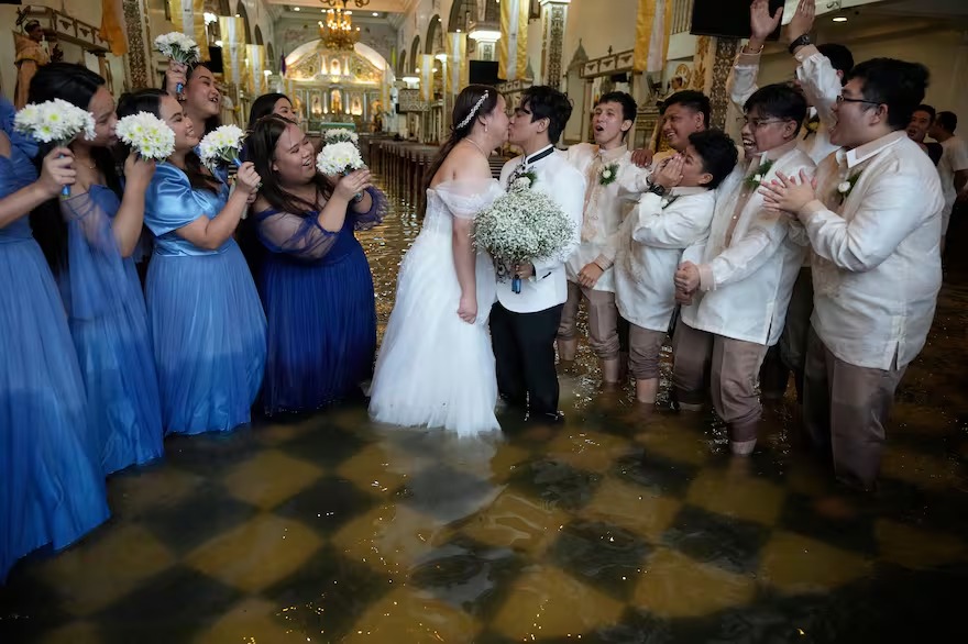 Ni el agua los detuvo: pareja se casa en filipinas pese a inundaciones (+Fotos)