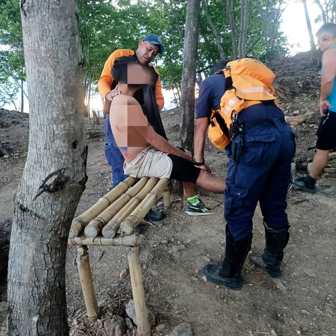 Rescatan a joven de 17 años tras caer 10 metros del Cerro El Picacho en Aragua