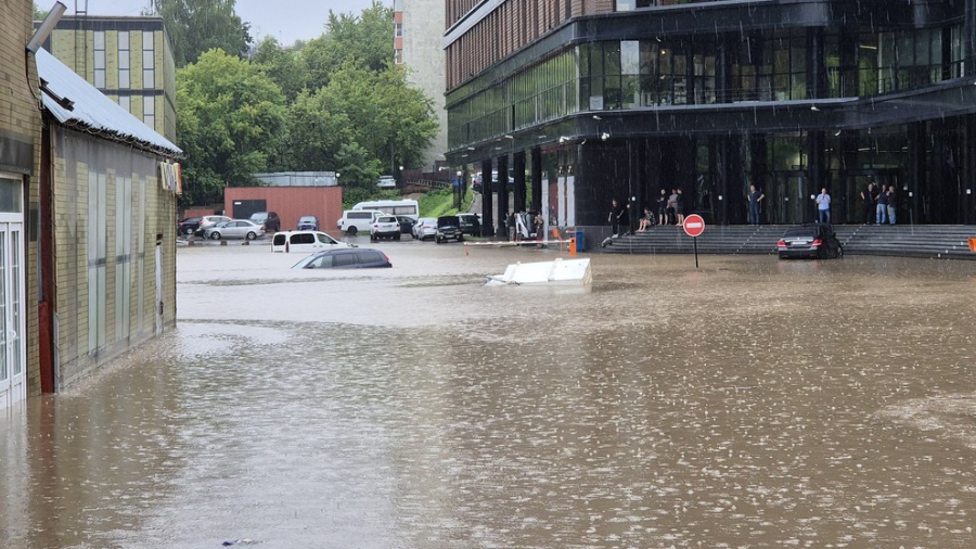 (+Video) Megatormenta azota Moscú dejándola inundada