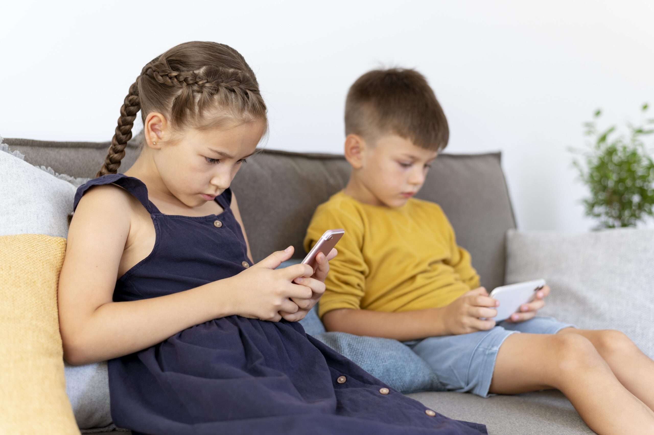 Celular antes de los 13 años: ¿Cómo afectan la salud mental de los jóvenes?