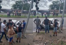 ¡Se salvaron de milagro! Iban a exceso de velocidad y chocaron en la Raúl Leoni