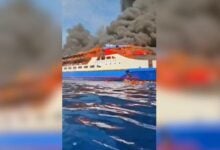 Pasajeros de un barco en llamas saltan al agua presas del pánico en Indonesia