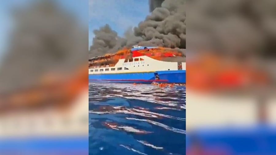 Pasajeros de un barco en llamas saltan al agua presas del pánico en Indonesia