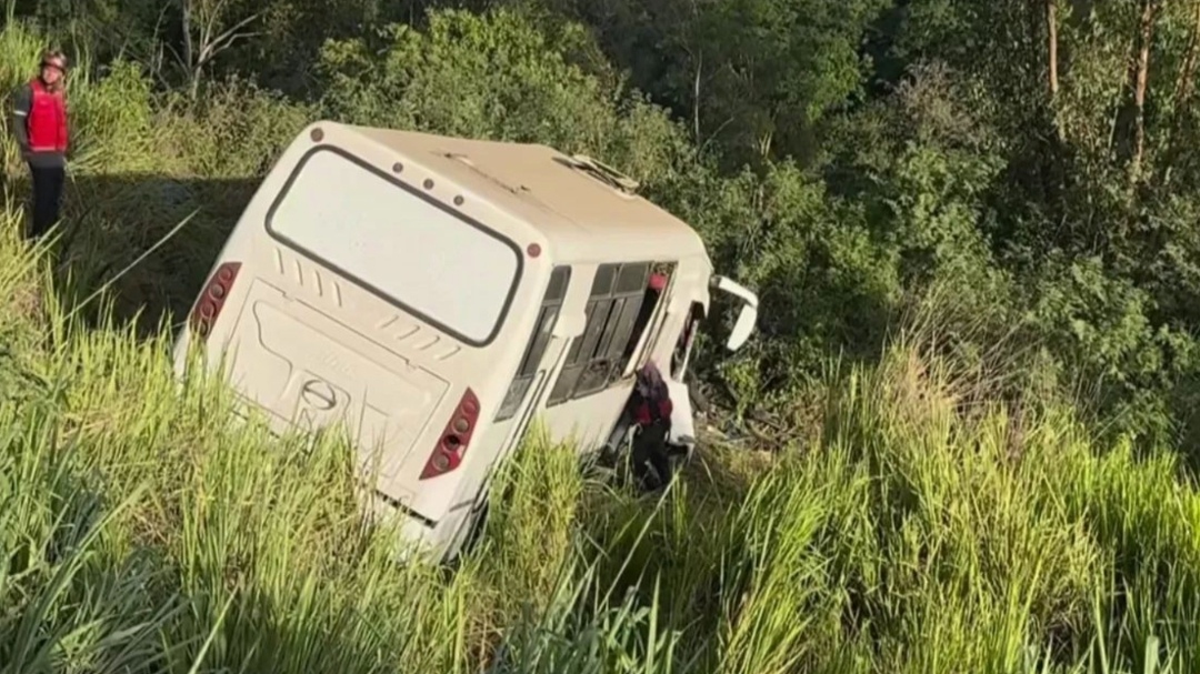 Accidente de tráfico en la bajada de Tazón en Caracas dejó un saldo de 29 personas heridas