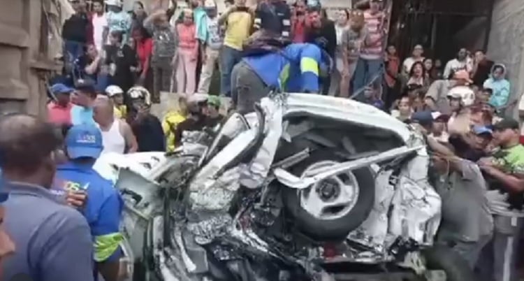 Una fallecida y varios heridos deja colisión entre autobús y una camioneta en Miranda