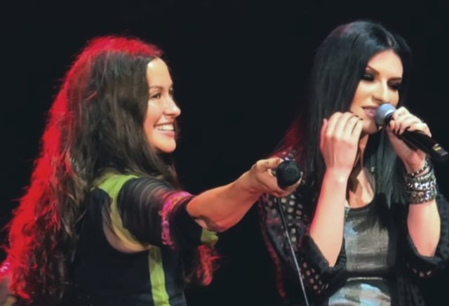 Alanis Morissette y Laura Pausini sorprenden cantando "Ironic" en Roma