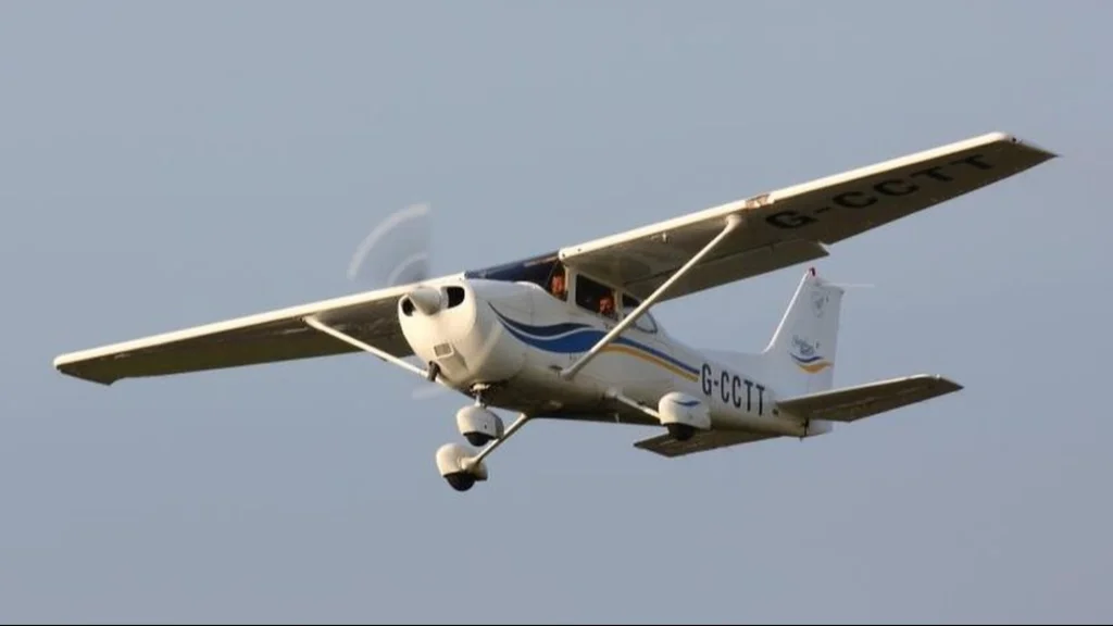 Avioneta aterriza de emergencia en la autopista La Verota